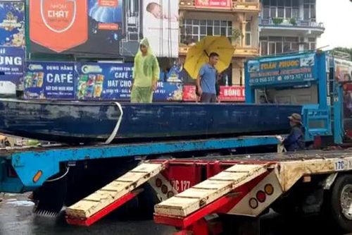 Vận chuyển đò chùa Hương chi viện cho bà con vùng lũ
