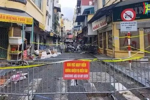Cấm đường khu vực ngôi nhà bị nghiêng ở 46 Hàng Gai