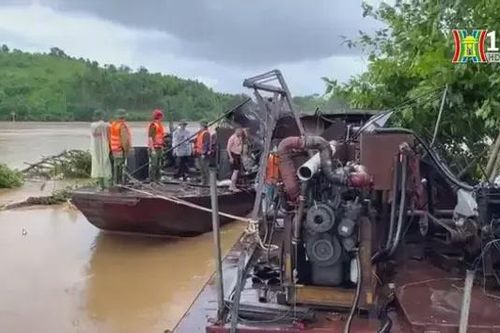 Lai dắt thành công hai tàu 100 tấn trôi dạt sông Hồng