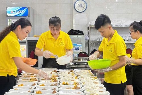 Nhà hàng Sala Garden ủng hộ 250 suất cơm cho người dân chịu ảnh hưởng do mưa lũ