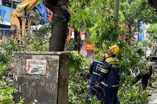 Lực lượng của TPHCM hỗ trợ khắc phục hậu quả bão lũ: Khi nào đường thông thoáng, an toàn mới rút quân