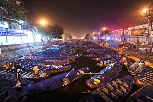 Người dân chùa Hương chở đò đi hỗ trợ vùng lũ Thái Nguyên
