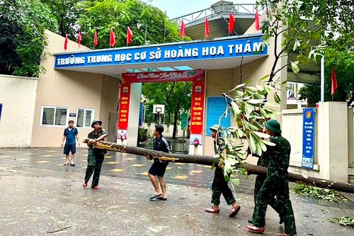 Hơn 110 trường ở Hà Nội vẫn cho học sinh nghỉ sau bão Yagi