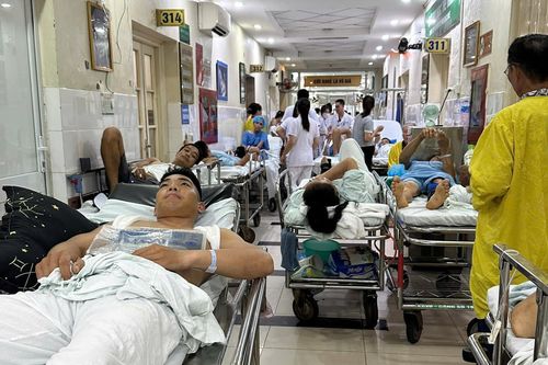 Bệnh viện Việt Đức quá tải bệnh nhân sau mưa bão
