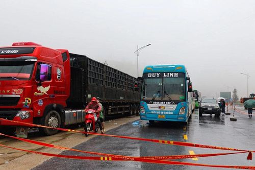 Quốc lộ 4D ách tắc do sạt lở, hàng dài ô tô 'chôn chân' 12 tiếng ở Lào Cai