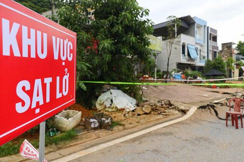 Hơn 50 ngôi nhà ở TP Lào Cai bị sụt lún, dân vừa sơ tán vừa lo nhà sập