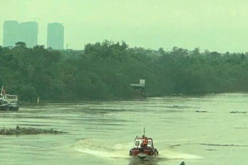 Không có người thiệt mạng trong vụ tàu lật nghiêng trên sông Hồng