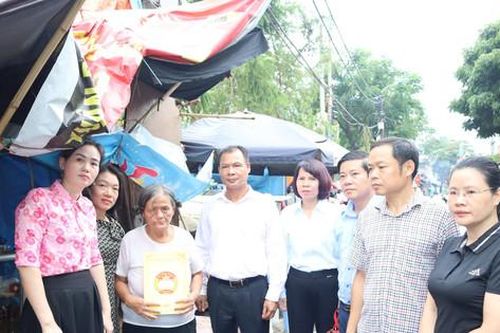 Quận Nam Từ Liêm hỗ trợ 2 hộ dân bị ảnh hưởng bão số 3
