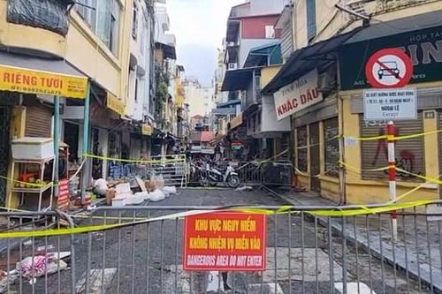 Nhà 46 Hàng Gai bị nghiêng có nguy cơ đổ sập sau bão số 3