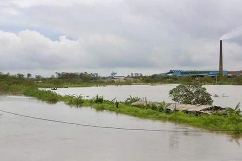 Phú Xuyên: Nước lũ chia cắt giao thông khu dân cư Bãi Chim