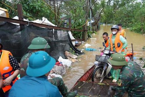 Hình ảnh các lực lượng của Hà Nội hỗ trợ người dân ven sông Hồng chống lũ