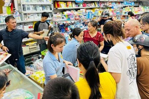 Phụ huynh, học sinh chạy đôn chạy đáo tìm sách giáo khoa