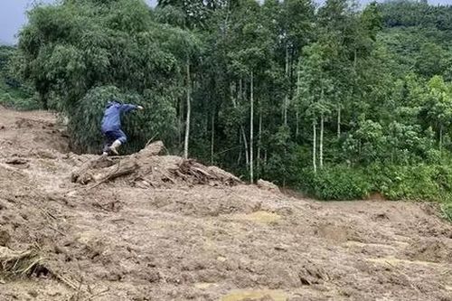 Lũ quét vùi lấp toàn bộ 35 hộ dân ở Lào Cai