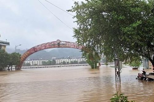 Trên đường đi làm về, Phó trưởng trạm y tế người Mông bị nước lũ cuốn trôi