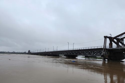 Nước sông Hồng ở Hà Nội vượt báo động 2, cách cầu Long Biên hơn 2m