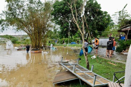 Trong đêm, khẩn cấp di dời toàn bộ 183 nhân khẩu tại phường Trần Phú trước khi mức nước sông Hồng vượt báo động 2