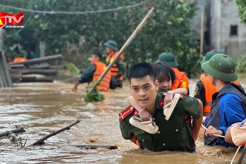 Tình người, nghĩa đồng bào trong cơn bão