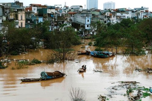 Nhiều quận, huyện của Hà Nội gánh chịu thiệt hại do mưa lũ, hàng nghìn người phải di dời