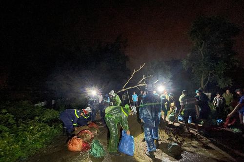 Lực lượng Công an huyện Gia Lâm xuyên đêm cứu trợ các vùng dân cư bị nước sông đe dọa