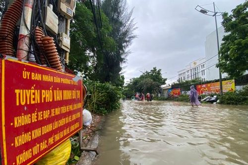 Nghĩa tình ở phường Tứ Liên trong những ngày 'chạy nước'