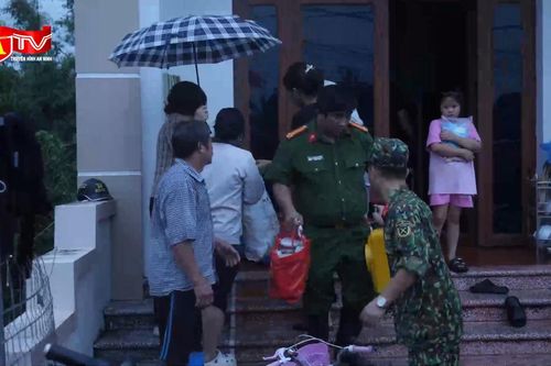 Di chuyển gần 400 người dân cùng tài sản có nguy cơ bị ngập lụt ở Xuân Nộn đến nơi an toàn