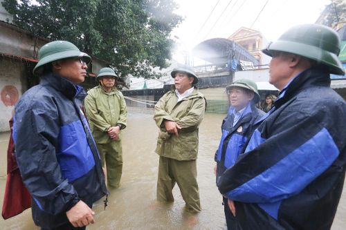 Giám đốc Công an Hà Nội kiểm tra, động viên công tác phòng chống lũ lụt tại huyện Mê Linh
