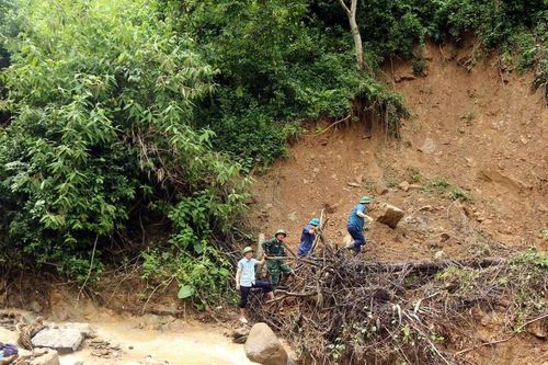 Nghệ An: Hơn 90 hộ dân bản Cha Nga bị cô lập do sạt lở