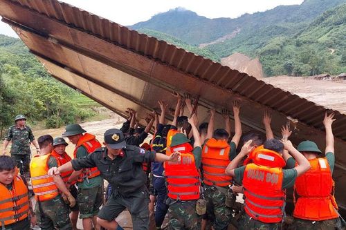 Cán bộ, chiến sĩ tích cực tìm kiếm người mất tích ở Làng Nủ