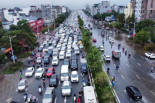 Cầu Vĩnh Tuy ùn tắc do nhiều cầu qua sông Hồng bị cấm vì lũ dâng