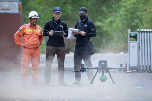 Dùng drone hỗ trợ người dân vùng lũ
