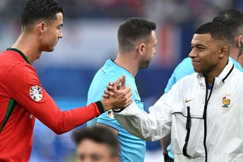 Ronaldo ủng hộ Mbappe giành Quả bóng vàng