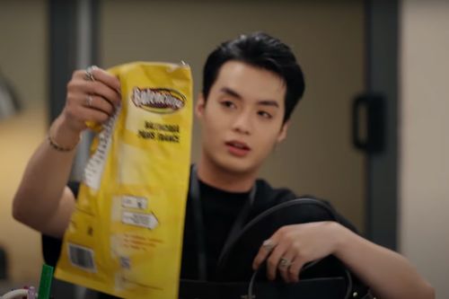 Đằng sau túi đựng đồ ăn vặt hàng hiệu của rapper Negav