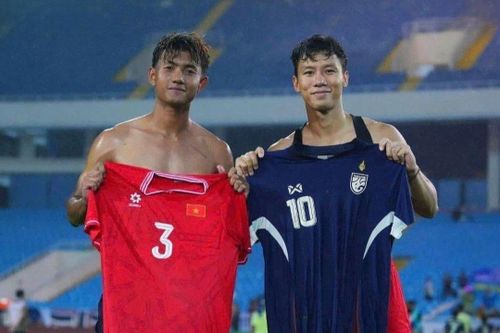 Quế Ngọc Hải đổi áo với Suphanat Mueanta