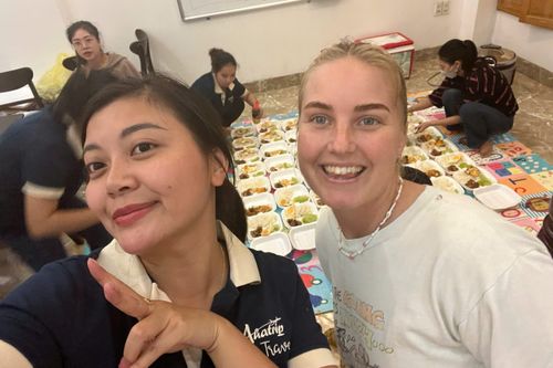 Kẹt lại Sapa, khách Tây giúp người Việt chuẩn bị cơm cứu trợ