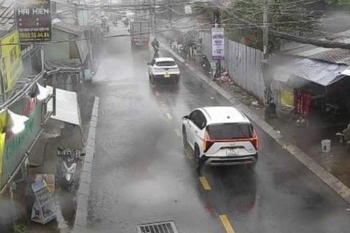 Mưa trắng trời ở TP.HCM, ngập nhiều tuyến đường