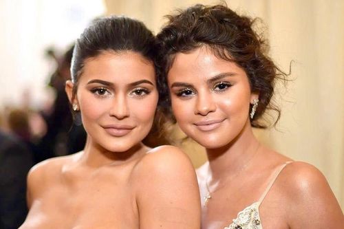 Thấy gì từ con số tỷ USD của Selena Gomez, Kim Kardashian?
