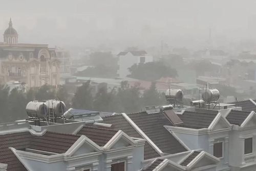 Mưa lớn kèm gió mạnh ở quận 8 TP.HCM