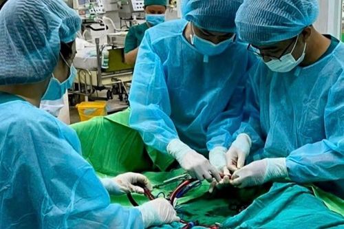 Em bé thường xuyên ọc sữa, nhập viện mới biết mắc bệnh cực hiếm