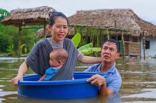 Thực hư bức ảnh người đàn ông Hà Giang đưa vợ con đi chạy lũ