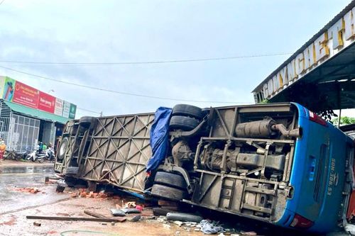 Đắk Lắk: xe khách lật lúc rạng sáng, 4 người tử vong