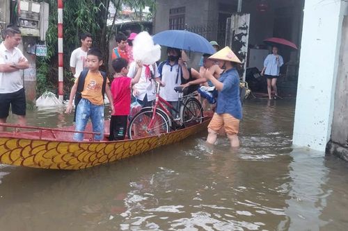Huyện Thạch Thất: phụ huynh dùng thuyền, xe kéo đưa con em đến trường
