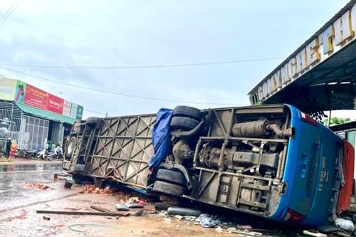 Tai nạn giao thông mới nhất 11/9/2024: lật xe trong đêm khiến 4 người tử vong