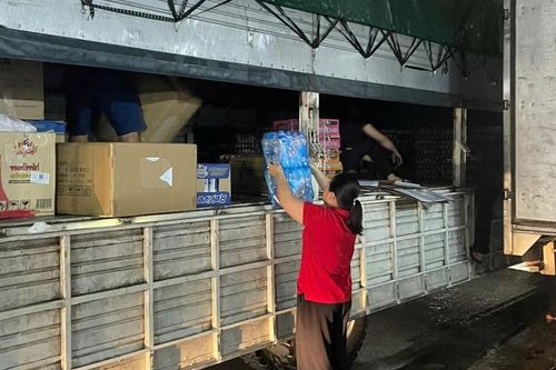 Ấm lòng những chuyến xe 0 đồng, chở hàng cứu trợ tiến về vùng lũ