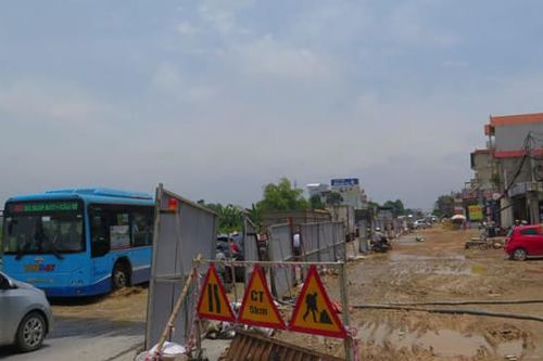Phân luồng giao thông trên đường 428 huyện Phú Xuyên do ngập