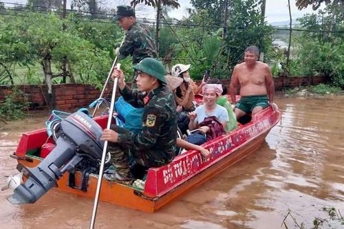 Huyện Phúc Thọ: đắp bờ ngăn lũ, di dời người dân đến nơi an toàn