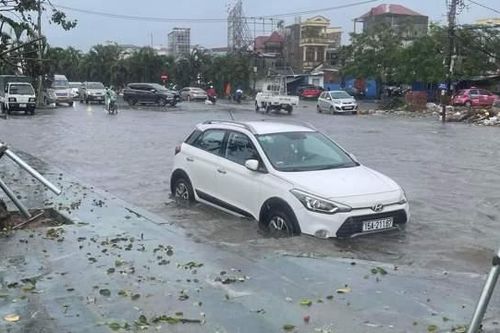 Các tuyến phố ở Hải Phòng lại ngập trong biển nước
