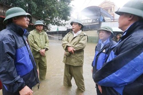 Giám đốc Công an Hà Nội kiểm tra phòng chống mưa lũ ở Mê Linh