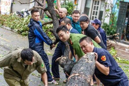 Tình đồng bào tương thân, tương ái cùng nhau vượt qua bão lũ