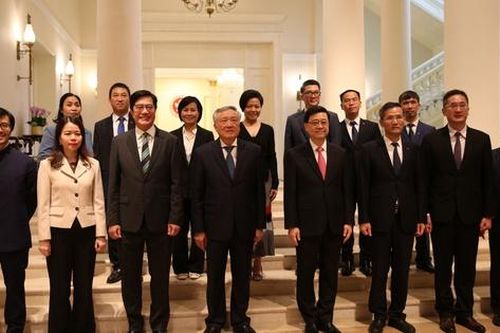 Phó Thủ tướng Thường trực hội kiến với Trưởng Khu hành chính đặc biệt Hong Kong (Trung Quốc)