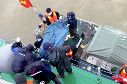 Phát hiện 2 thi thể mắc kẹt trong tàu chìm trên biển Hạ Long